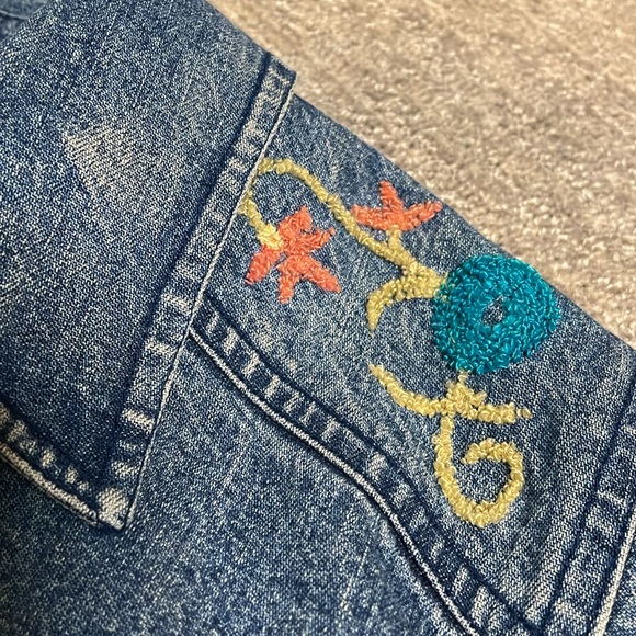 Beautiful denim jacket with floral embroidered handmade! 100👌% cotton Medium - Picture 7 of 12
